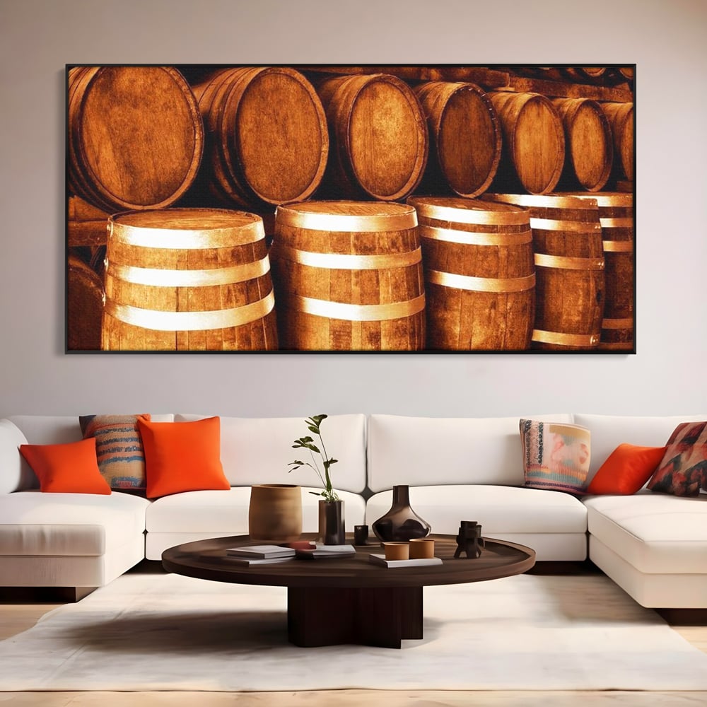 Tablou canvas cu tablou canvas cu butoaie din lemn, in rama de aluminiu negru, pe perete intr-un living
